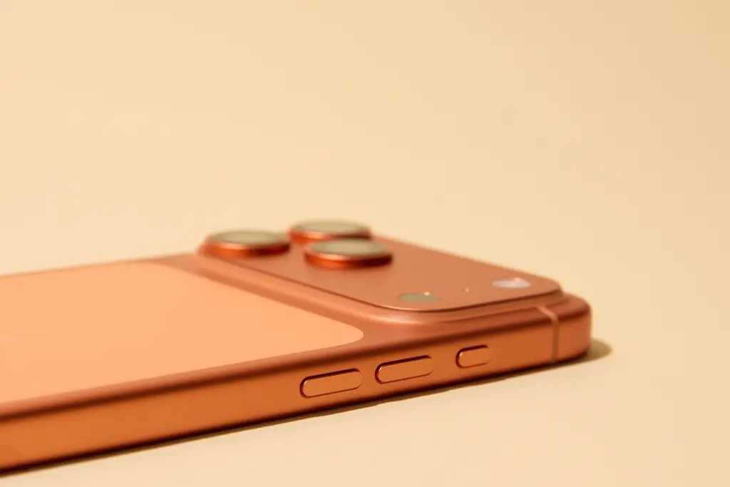 نمای جانبی آیفون ۱۷ پرو نارنجی(پشت)